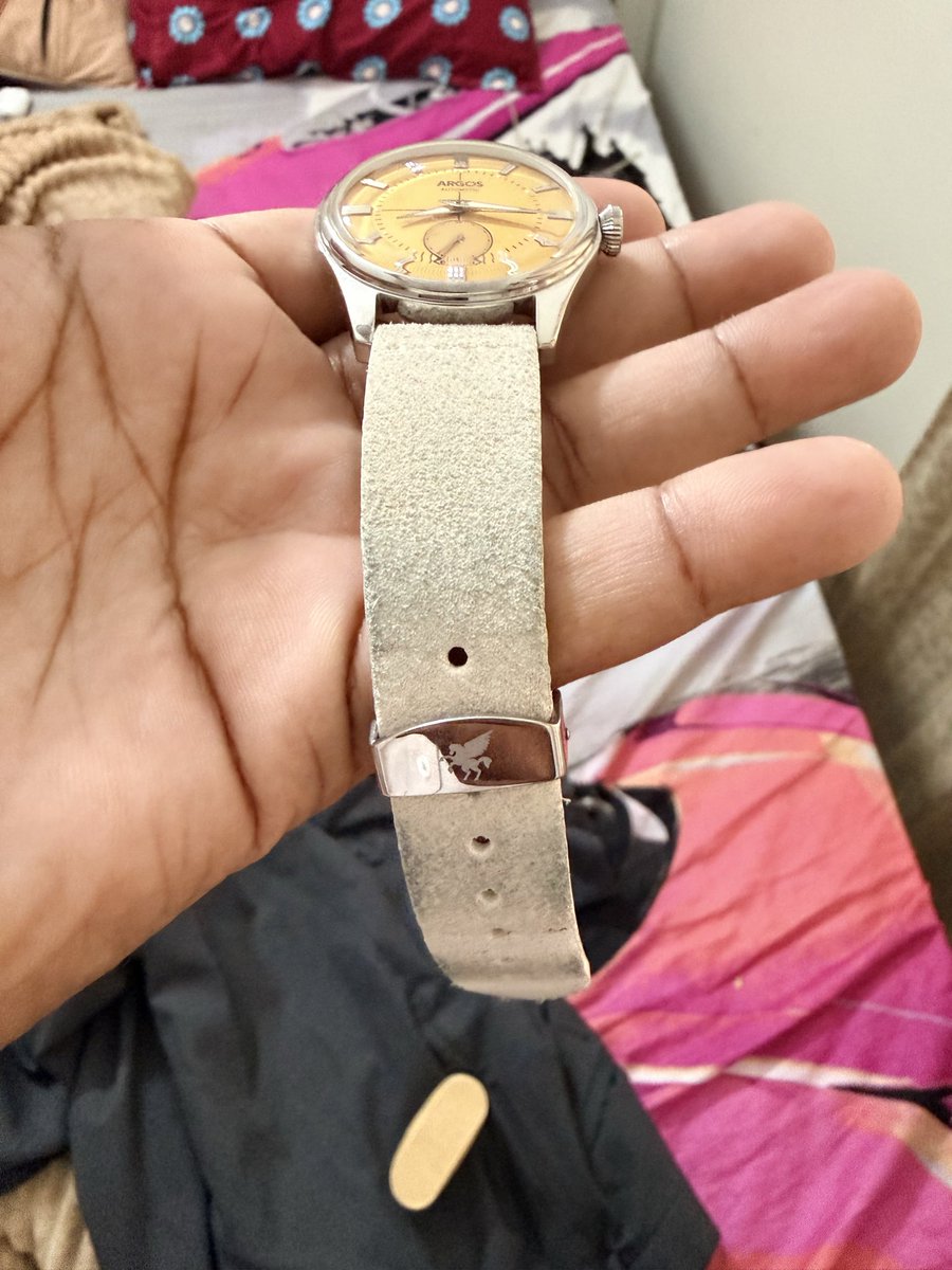 Y2Kush's tweet photo. @ArgosWatches 
The leather band is poor quality. Gets spoiled after 1st wear. Misleading ad on night glow. Support wnts u to buy new band at discounted price rather than offer exchange.very cheap quality band. https://t.co/rQY73b405S