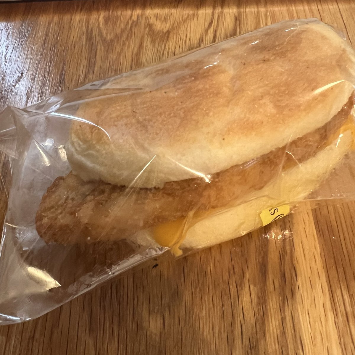 JYAM_62's tweet photo. サンメリーのタルタルフィッシュマフィンはガチよ https://t.co/eeVxD79zHb