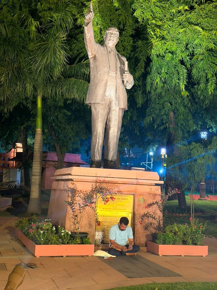 umda_panktiyaan's tweet photo. जिंदा कौमें पांच वर्ष का इंतजार नहीं करती हैं, वो किसी भी सरकार के गलत कदम का फौरन विरोध करती हैं।
 
~ राममनोहर लोहिया https://t.co/szm2Z1xJ4B