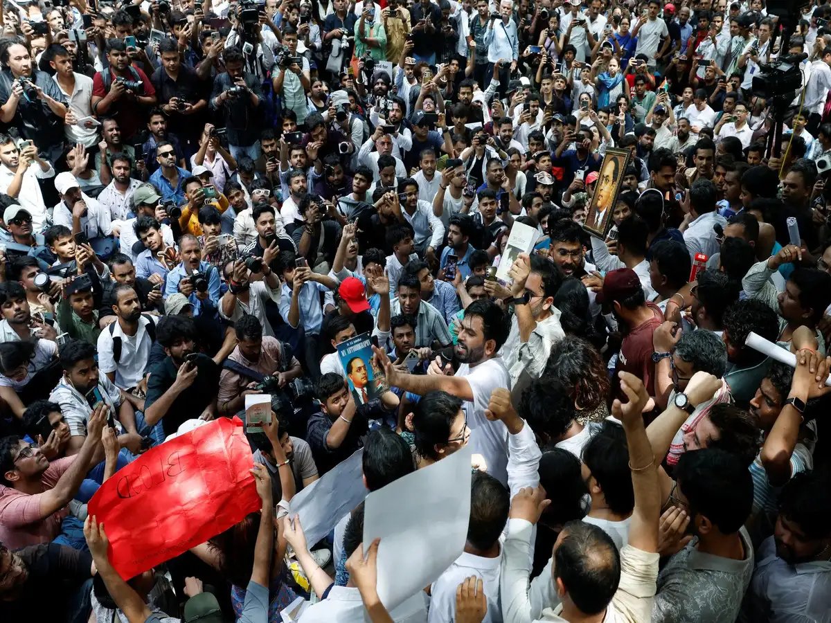 thechillguyxo's tweet photo. You know who were not beaten today at the protest?
- Not Abhijeet Dipke

- Not Dhruv Rathee

- Not Arpit Sharma

- Not Saurav Das

But innocent students who got fooled by them. Some are making their youtube/SM career & some will launch themselves as Politicians & youth will continue to suffer.

#CJPProtestUpdate #JantaParty #delhi #संसद_मार्च #cjp_पार्टी #cjp