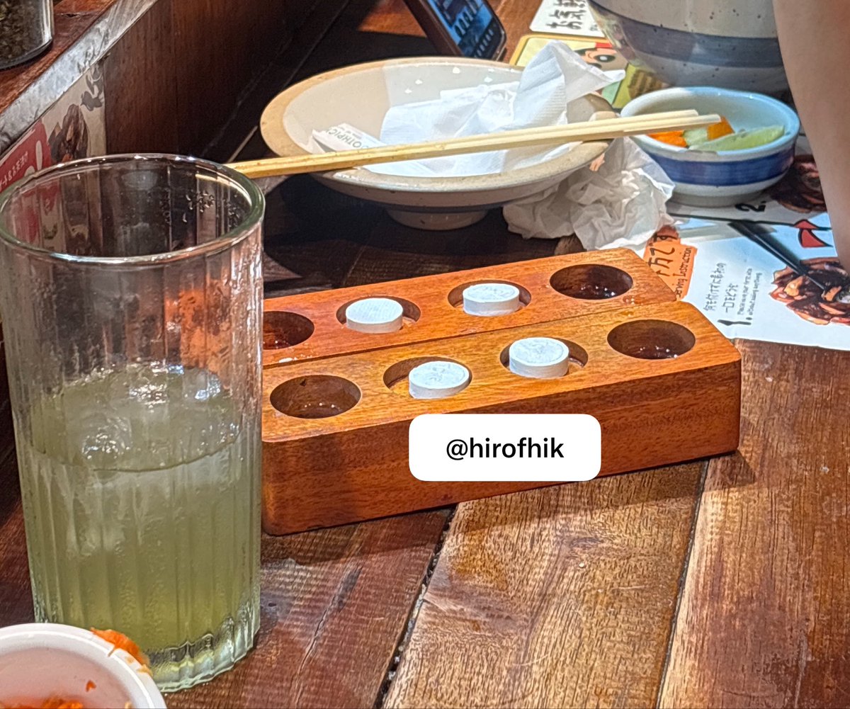 hirofhik's tweet photo. Kalau ada ginian di samping meja makan kalian jangan dimakan ya, karena itu bukan permen tapi tissue basah.

(IYA, KEJADIAN DI GUE) https://t.co/xO2uY0jM3S