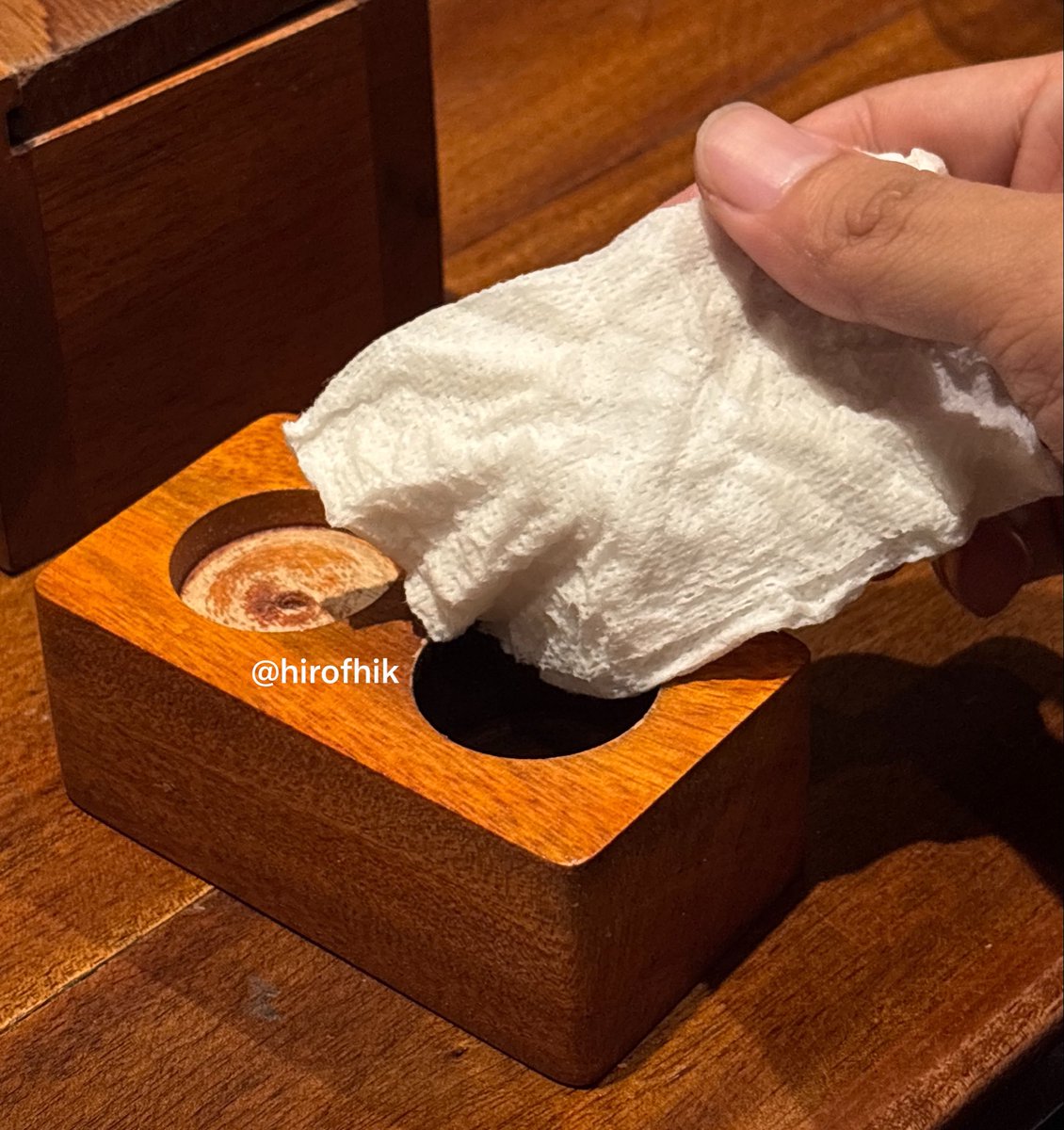 hirofhik's tweet photo. Kalau ada ginian di samping meja makan kalian jangan dimakan ya, karena itu bukan permen tapi tissue basah.

(IYA, KEJADIAN DI GUE) https://t.co/xO2uY0jM3S