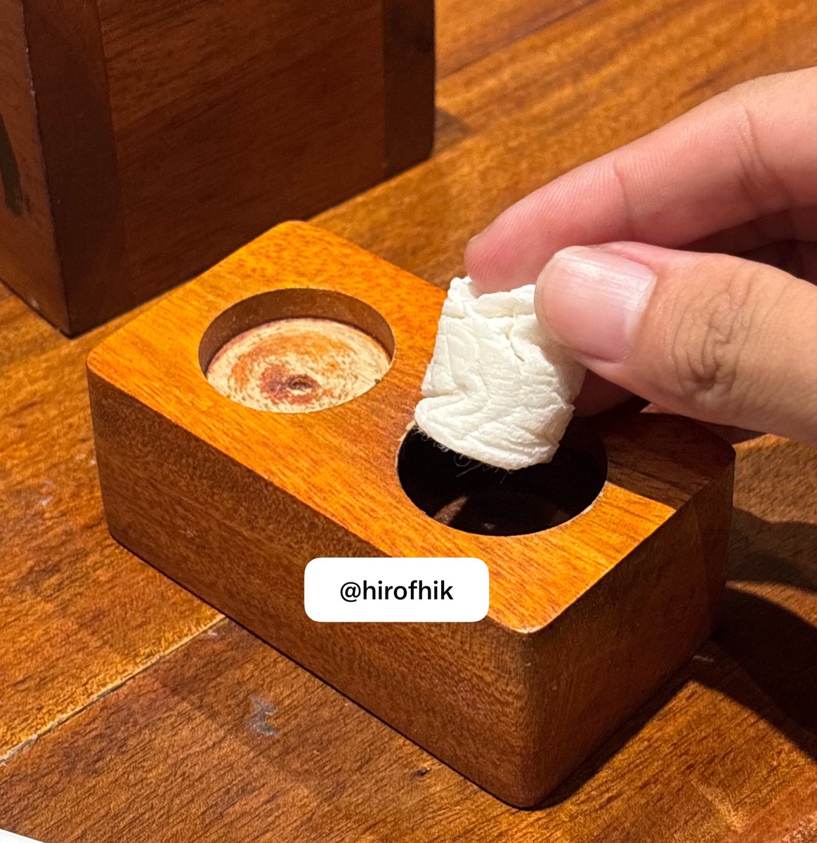 hirofhik's tweet photo. Kalau ada ginian di samping meja makan kalian jangan dimakan ya, karena itu bukan permen tapi tissue basah.

(IYA, KEJADIAN DI GUE) https://t.co/xO2uY0jM3S
