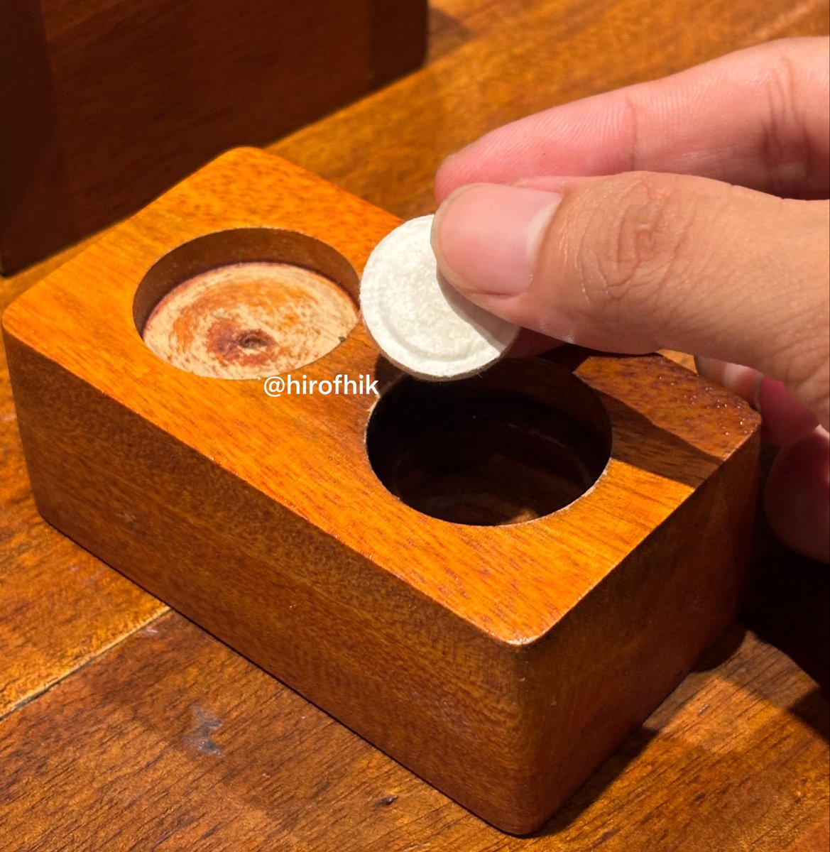 hirofhik's tweet photo. Kalau ada ginian di samping meja makan kalian jangan dimakan ya, karena itu bukan permen tapi tissue basah.

(IYA, KEJADIAN DI GUE) https://t.co/xO2uY0jM3S