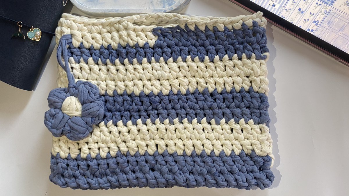 crochasy's tweet photo. ipad sleeve🥰 so excited cuz this is my first time punya ipad🤧🤧 

materials: t shirt yarn 
hakpen: 10 mm
pattern: freehand but inspired by pinterest https://t.co/DJr4MHhIi7