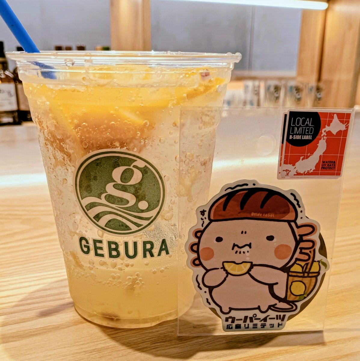 keisuke_koala's tweet photo. 『GEBURA SISTER』で、ソルティ広島レモンソーダを、頂いております🍋
レモンのすっぱさが増して、ウーパーイーツも感動(?)しています🌟
水分補給だけでなく塩分補給にも、もってこいですね✨
#GEBURA
#ソルティ広島レモンソーダ
#表参道商店街
#宮島
#厳島
#bsidelabel
#ウーパーイーツ https://t.co/UhNLaisNBS