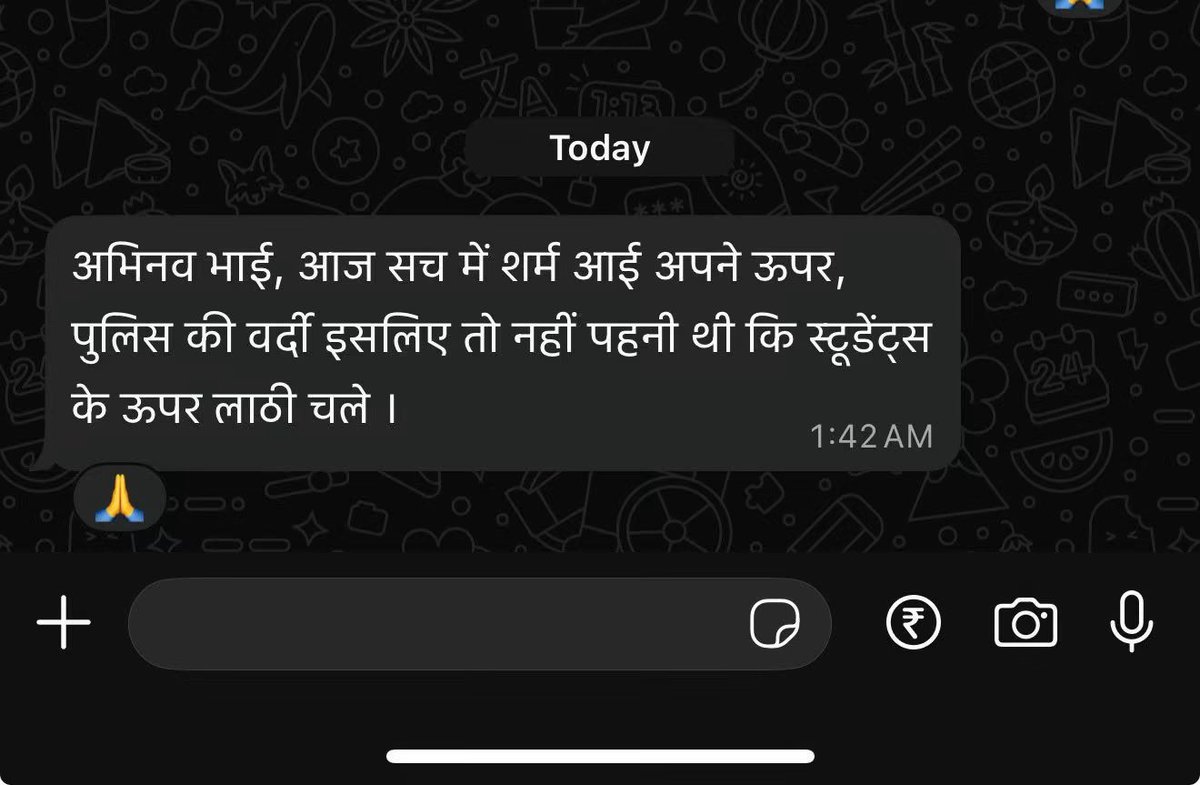 pushprajyadav97's tweet photo. यह मैसेज अभिनव पाण्डेय ने शेयर किया है। 

दिल्ली पुलिस के जवान को बच्चों पर लाठी भांजने पर शर्म आ रही है। पता नहीं, और कितनों को आ रही है। 

लाठी एक सत्ता है। वर्दी ताकत। जब क्रिमिनल सत्ता पुलिस के हाथ लाठी सौंपती है तो वह उसे सत्ता और ताकत दोनों देती है। 

इसकी हनक पुलिस को अपराधियों पर आजमानी चाहिए, न कि कमजोरों पर। हालांकि, वर्दी की इस शपथ को पुलिस भूल चुकी है। 

क्योंकि, आज की मोदी सत्ता गुनहगारों को कपड़ों से पहचानती है। फिर पुलिस से कहा जाता है–मारो, घसीटो, पटको, मार भगाओ। ये सत्ता का डर है। 

आज दिल्ली पुलिस का यह जवान भले शर्मसार हो, लेकिन सत्ता शीर्ष पर बैठे आदेश देने वाले हुक्मरानों को बार–बार नंगे होने की आदत हो चुकी है। 

इसलिए शर्मसार होने की नहीं, संजीदा होने की ज़रूरत है। 

आखिर, घर लौटकर अपने बीवी–बच्चों से आंख भी मिलाना है।