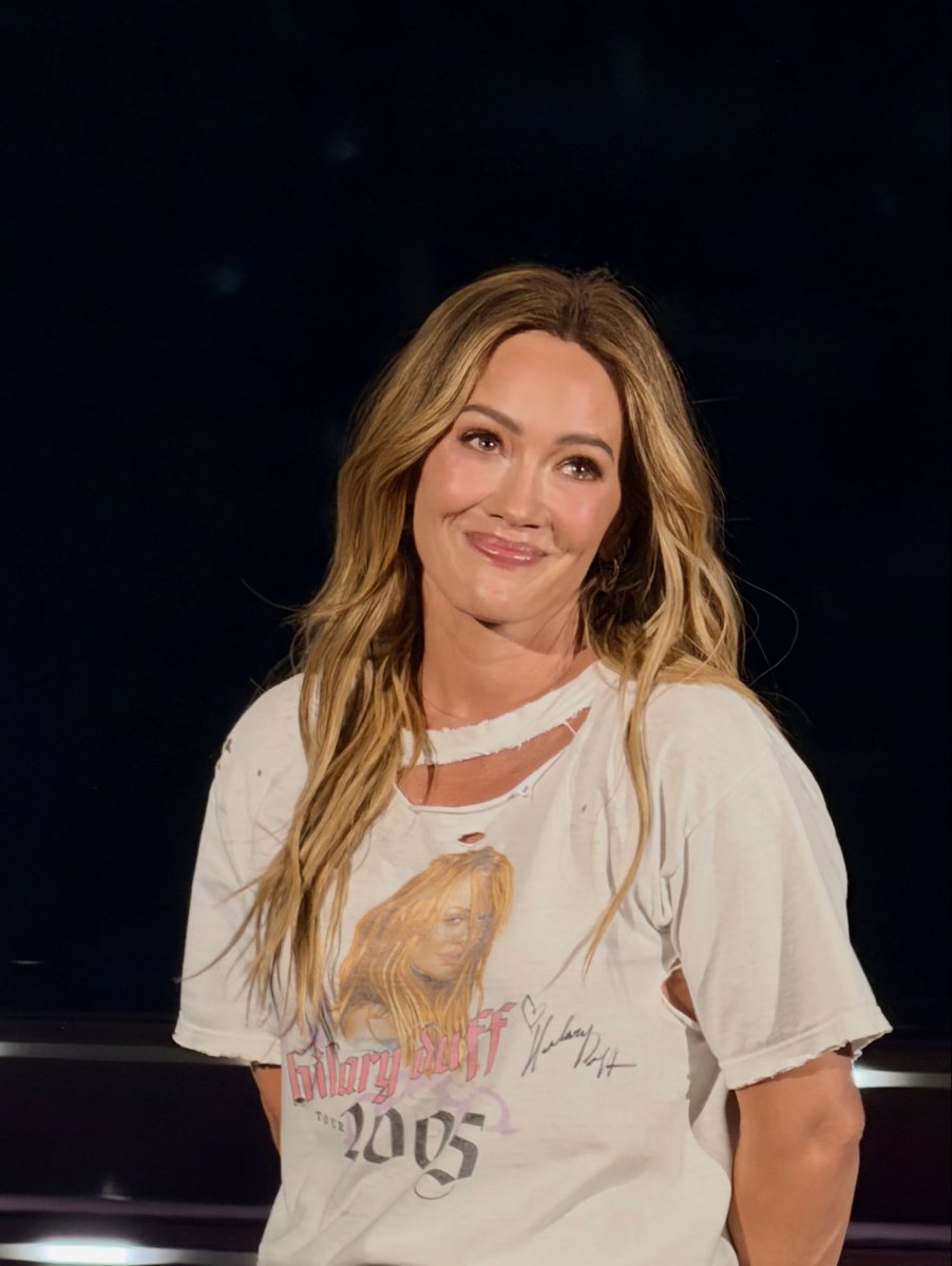 HilaryDiary's tweet photo. 🥹 Hilary Duff wore a vintage tee of her own Most Wanted Tour from 2005 at #LuckyMeMorrison tonight https://t.co/LrjrpVlCnC