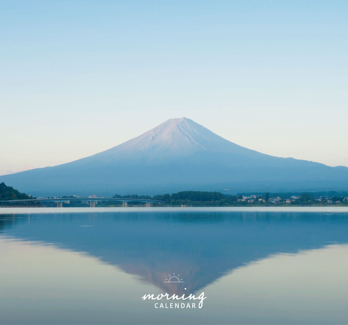 543life's tweet photo. 夏富士（なつふじ）｜朝の日めくり

"夏の富士は雪も消え、青空を背景にして、雄渾な姿を見せます。"

▼暦生活｜日本の季節を楽しむ暮らし｜365日、毎日暦のお話をお届けします♪
https://t.co/hv9NlcQxdm https://t.co/Rur2pHgoRh