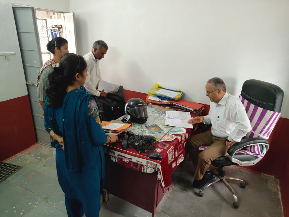CollectorVT's tweet photo. ભાભર તાલુકાની મેરા પ્રાથમિક શાળા અને માધ્યમિક શાળાની આકસ્મિક મુલાકાત લઈ વિધાર્થીઓની શૈક્ષણિક ગુણવત્તા ચકાસી જરૂરી સુચનો કરવામાં આવ્યા #EducationDepartment @CMOGuj @revenuegujarat @JayantiRavi @EducationGujGov @infovavtharad https://t.co/wdrh5zaOfJ