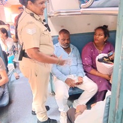 rpfswr's tweet photo. RPF/ Shivamogga (SMET)  conducted a fire safety awareness event. in connection with Train No. 20690 (SMET–YPR Express). Passengers were advised not to accept eatables from strangers, not to travel on the footboard,&amp; to keep a close watch on their belongings. @RPF_INDIA https://t.co/76RJUOo1XA