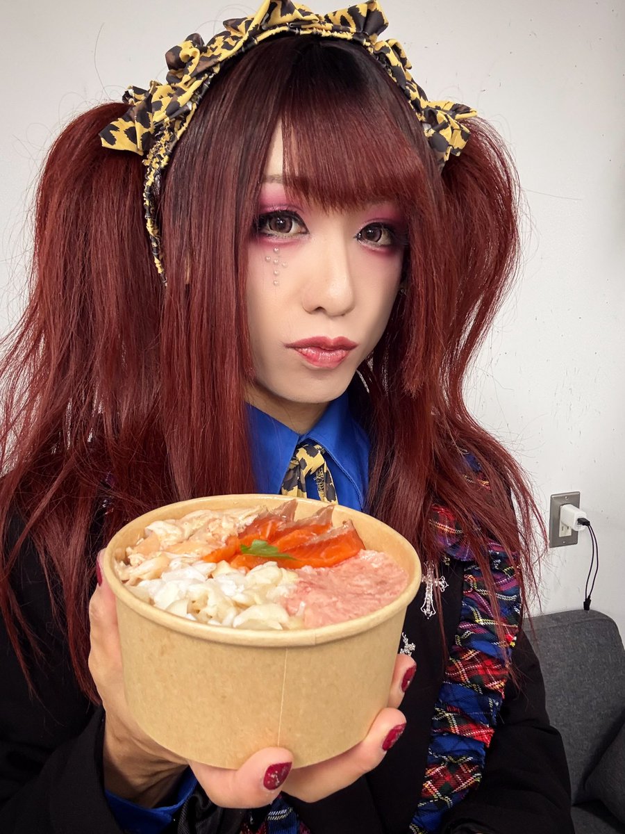 takayukikato's tweet photo. 7/19 昼 ふたごザン 4色丼
こんなおいしくてこんな安いの良いんだ…
リハや準備の時間が楽しくなりました。 https://t.co/4D3aPL5iK5
