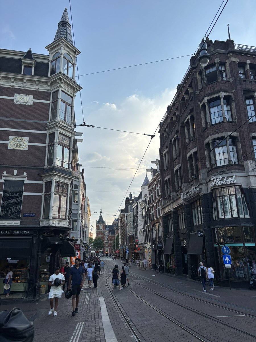 mini_mickey16's tweet photo. アムステルダムの思い出その①🌷🇳🇱

街中には運河が張り巡らされていて、「ザ・オランダ！」という景色が広がっていました✨

チーズの種類の多さにびっくりしたり、
「コンセルトヘボウ」という、世界三大オケの演奏を、時差ボケと戦いながら聴いたりしました🤗🎻

とても美しい街でした🌿 https://t.co/qmWy7PykNv