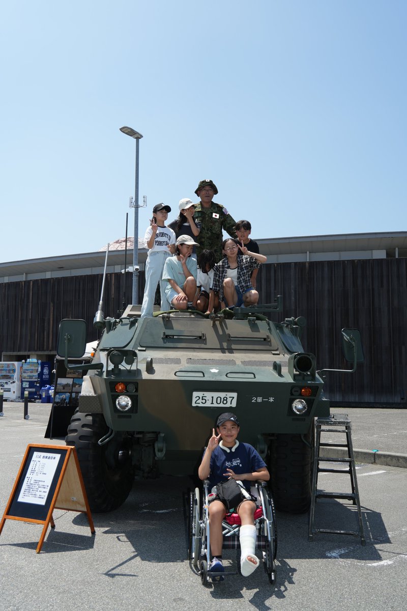 JGSDF_takada's tweet photo. 【第２普通科連隊】
７月１９日・２０日の２日間で富山県滑川市及び魚津市にてイベントに参加し、８２式指揮通信車・１／２ｔトラックの車両展示を実施しました。初めて見る車両に興味津々の方ばかりでした！
＃龍宮まつり　＃MEGAドンキ自衛隊体験フェア
https://t.co/qAIPUGj7NU https://t.co/KkrIZtWALG