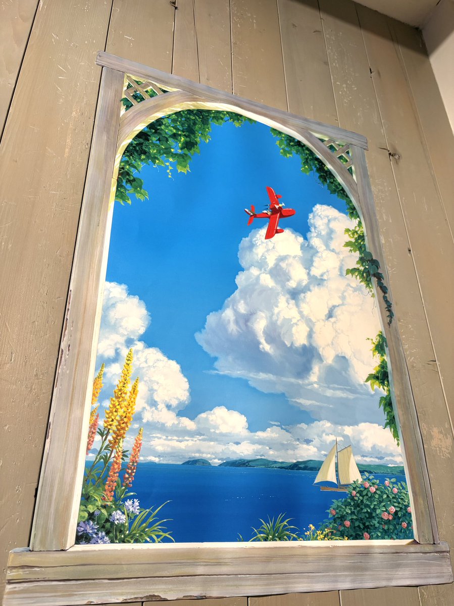 GhibliML's tweet photo. 夏休みが始まり、ショップは多くのお客様で賑わっています🌻
暑すぎる強い日差しの日は、「壁窓」を眺めて夏を感じるのもおすすめです☀️

開館中は外に出られないショップスタッフも、店内に飾られた「壁窓」からアドリア海へ思いを馳せています🌊 https://t.co/v8FNoII53U