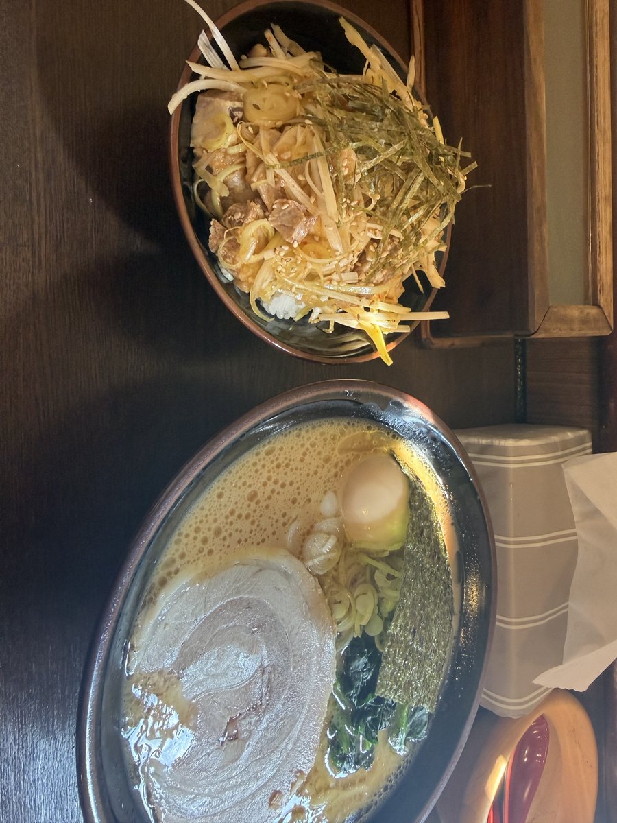 rarirurerodaaaa's tweet photo. 5年ほど二郎系にハマらせていただきましたが次は家系にはまりそう
なんか机赤いちゃんとした家系食べてみたい近くにない https://t.co/ItfkJ7seIt