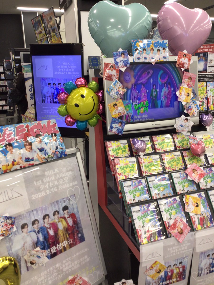 TSUTAYA_MTSise's tweet photo. 本日フラゲ発売😊
『M!LK ARENA TOUR SMILE P😆P!』
TSUTAYAミタス伊勢店では発売を記念
いたしましてパネル展を開催中です🤍💙🩷💛❤️
お買上げでパネルプレゼントもご用意してます
小さい店ですが🎶みるきーずの皆さま
推しさんと一緒にお写真撮りに遊びに来てくださいね🐄

#MILK
#SMILEPOP 
#伊勢市 https://t.co/fIBRfM0aSy
