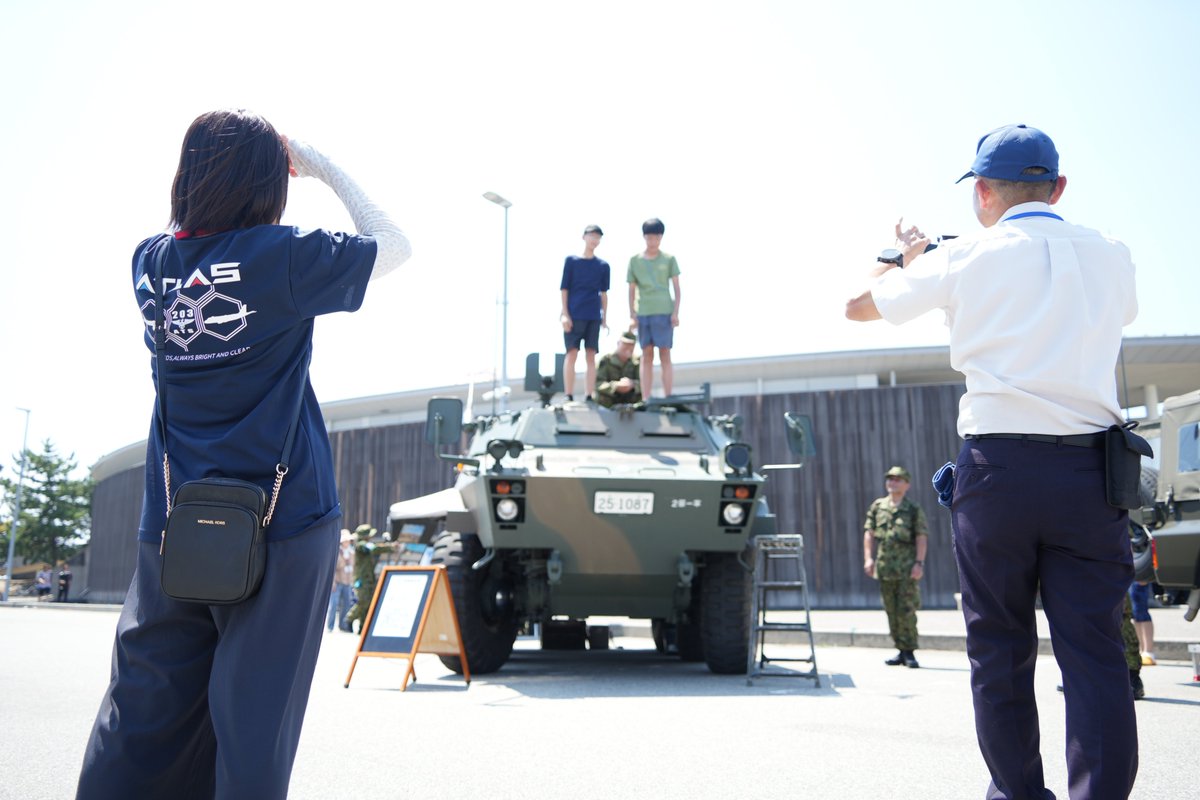 JGSDF_takada's tweet photo. 【第２普通科連隊】
７月１９日・２０日の２日間で富山県滑川市及び魚津市にてイベントに参加し、８２式指揮通信車・１／２ｔトラックの車両展示を実施しました。初めて見る車両に興味津々の方ばかりでした！
＃龍宮まつり　＃MEGAドンキ自衛隊体験フェア
https://t.co/qAIPUGj7NU https://t.co/KkrIZtWALG