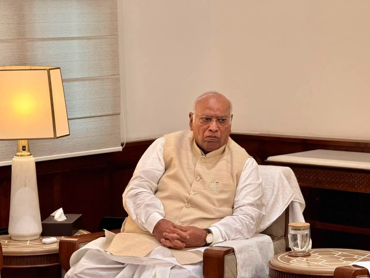 Devendr24351012's tweet photo. कांग्रेस अध्यक्ष एवं राज्यसभा में नेता प्रतिपक्ष आदरणीय श्री मल्लिकार्जुन खड़गे जी को जन्मदिन की हार्दिक बधाई एवं शुभकामनाएं।

ईश्वर से आपकी दीर्घायु एवं सदैव स्वस्थ व प्रसन्न रहने की प्रार्थना है। https://t.co/22tzLE7t6s