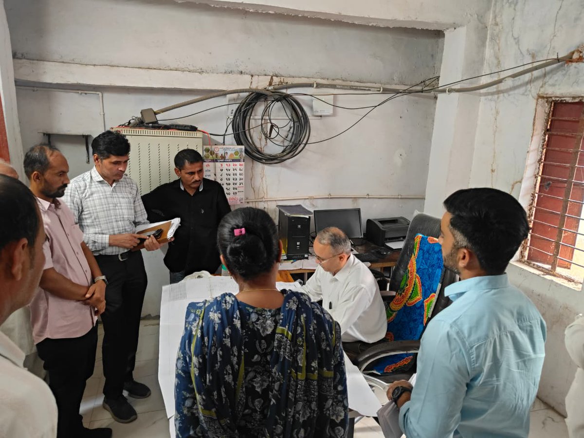 CollectorVT's tweet photo. ભાભર તાલુકાના કપરુંપુર ગામની મુલાકાત લઈ એપેન્ડીક્ષ-એ મુજબની તપાસણી કરવામાં આવી. તેમજ મોજે.ચેમ્બુવા તથા મેસપુરા ગામના તલાટી-કમ-મંત્રીશ્રીના સામાન્ય દફતરની તપાસણી કરવામાં આવી.ગામ લોકો સાથે સંવાદ કરી ગામના પ્રશ્નો વિશે ચર્ચા કરી નિરાકરણ માટે સંબંધિત વિભાગને જરૂરી સૂચના આપવામાં આવી. https://t.co/k1XZTp0es0