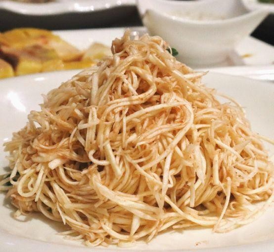 Kom1612's tweet photo. Homemade garlic butter noodles in 15 mins! Cheesy, fragrant and perfect for busy weeknights  #EasyCooking， https://t.co/Nu7YqIHmJI