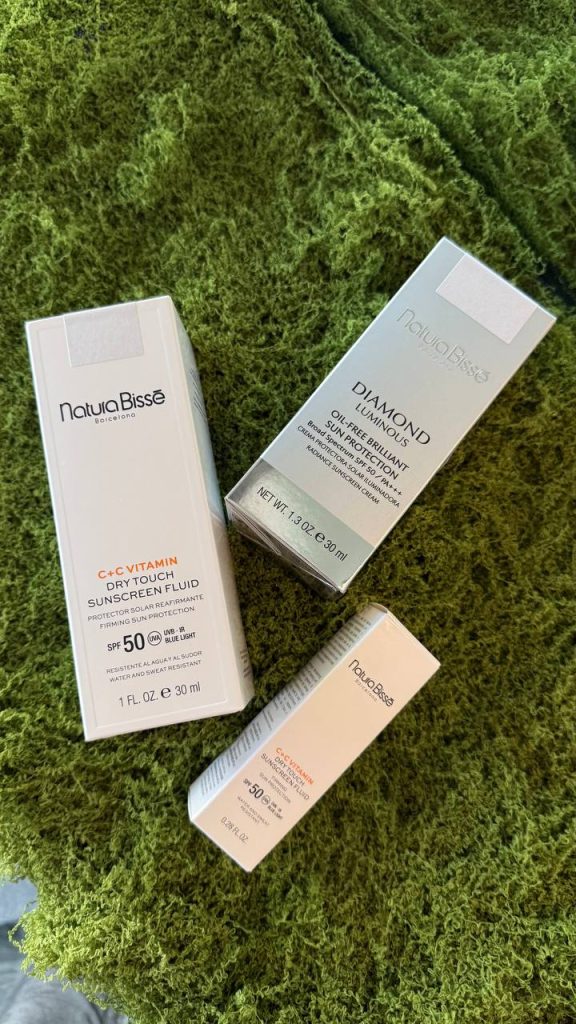 MichaelMllfycv's tweet photo. Solskydd är inte bara en sommarprodukt. Ett bra SPF 50 bör användas dagligen för att skydda huden mot UV-strålning och för tidigt åldrande. I min nya artikel jämför jag två solskydd från Natura Bissé och förklarar vem de passar bäst. #NaturaBissé #Solskydd #Hudvård #SPF50 #decoos https://t.co/VnOHGh8iQX