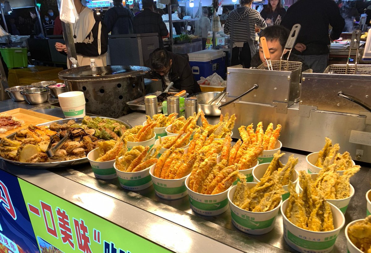 boy_asleep's tweet photo. Craving warm, crispy fried potato skewers on a chilly night—street snacks hit different! ， https://t.co/qC6h8EFlom
