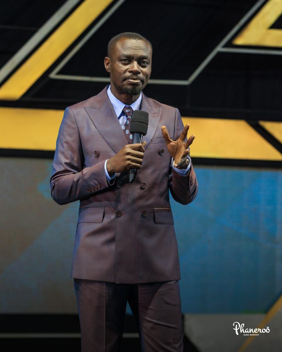 mutambiwayesu's tweet photo. The man who led me to salvation. The midwife who called purpose out of me and showed me a way how to manifest it. The man who has given me an opportunity to grow and understand what it means to be Christian. What can i ever do to thank you🥰 Happy birthday Dr.Ap GL! #ApostleGrace https://t.co/Zx355UZUco