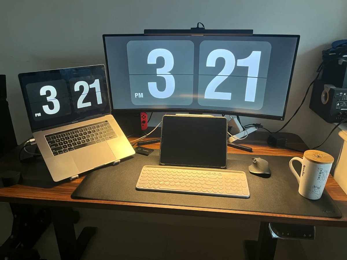RVladislavm's tweet photo. When work laptop screen freezes at 3:15 PM  Perfect excuse to stare out the window and daydream about the weekend. https://t.co/3fJaVd6Kn6