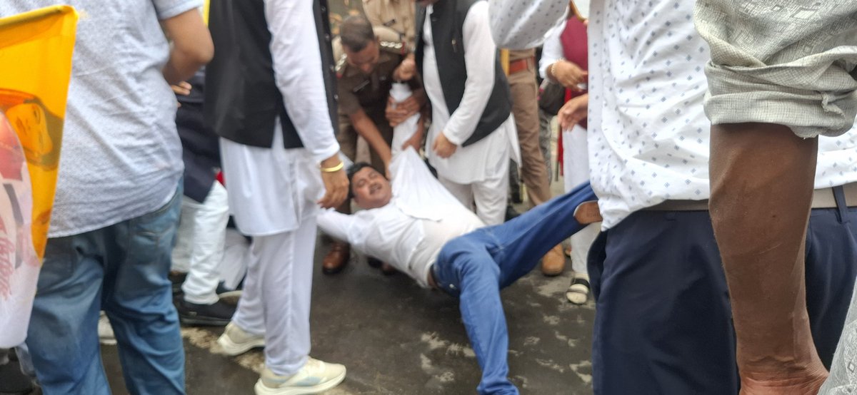 MPARMYCHIEF's tweet photo. MP में 27% ओबीसी आरक्षण पर 20 जुलाई को, विधानसभा का घेराव पर पुलिस प्रशासन ने किया संवैधानिक अधिकारों की लड़ाई जारी रहेगी!
#mpnews #obcmahasabha #reservation #student #vidhansabha #protest #pradarshan 
@narendramodi @RahulGandhi @DrJaihind @OfficeOfKNath https://t.co/34izXmX96E