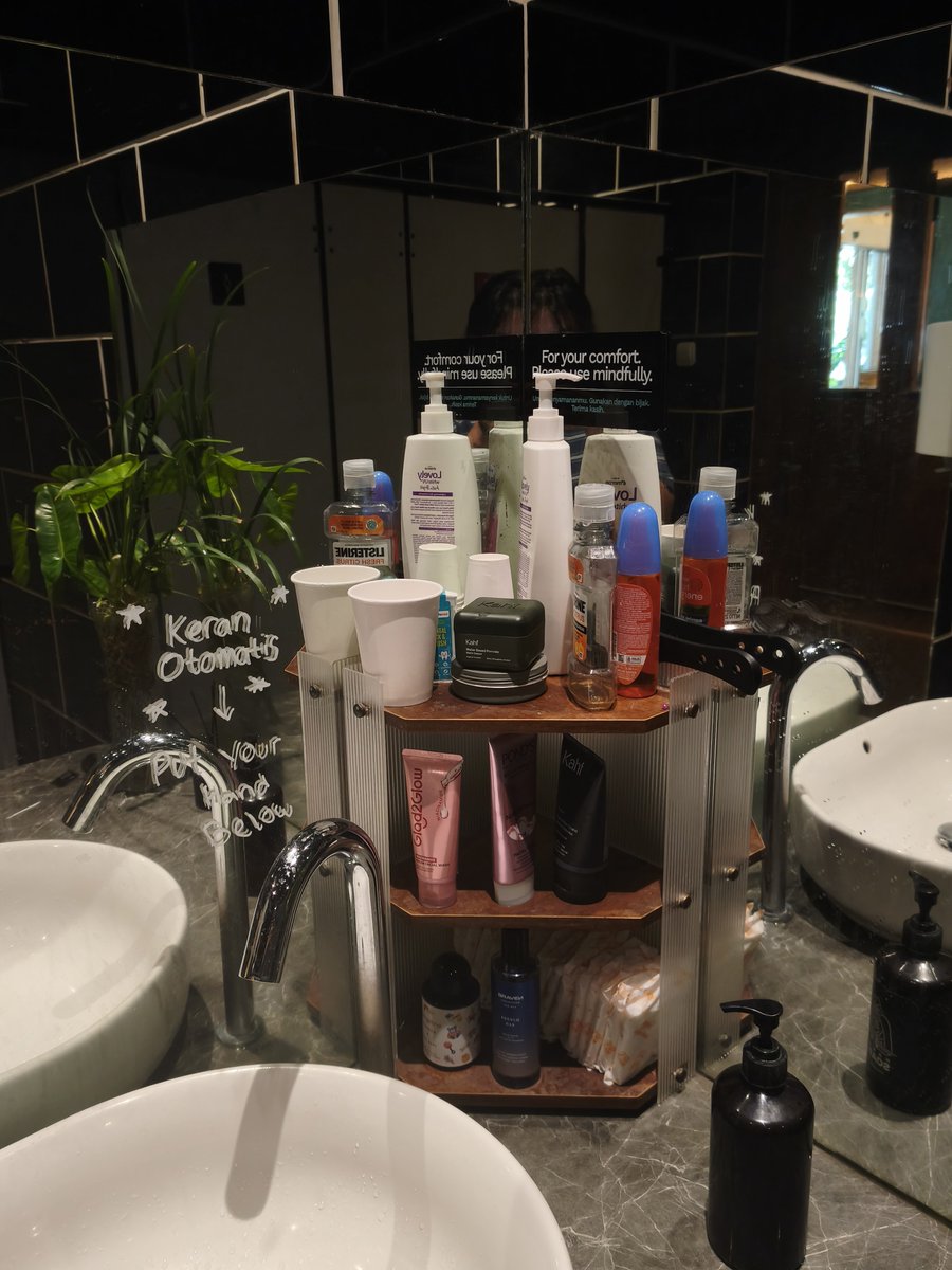 cattorade's tweet photo. toilet di salah satu cafe omg terharu so thoughtful T_T https://t.co/w5Maua8OVc