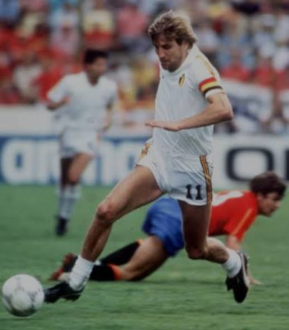 JoeMaverick73's tweet photo. Jan Ceulemans na MS 1986 v Mexiku. Kapitán, dříč a lídr Belgie na jejich cestě za historickým 4. místem. V legendárním osmifinále proti SSSR (4:3p) srovnával na 2:2 a trefil se i ve čtvrtfinále proti Španělsku. Dnes už trochu pozapomenutá ikona 80. let. ⚽️🇧🇪 #Mexico86 https://t.co/cPBkMNtd7b