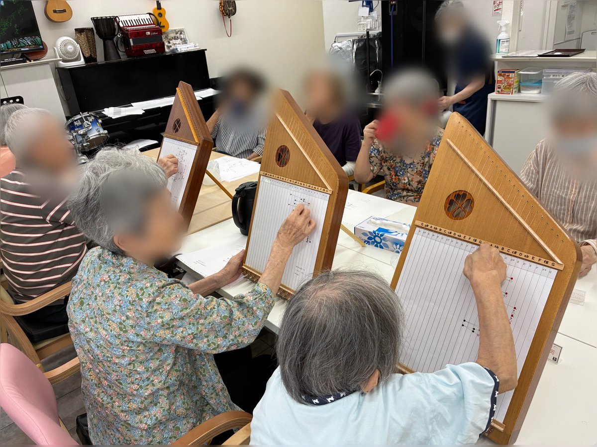 dulcimer_inatch's tweet photo. 昨日のダルシマーコンサートとは打って変わって、今日は音楽療法の1日。
ハンドベル、レバーギター、キーボード、そしてあんさんぶるハープなどを使って。
楽器たちはすごい力を持ってます。

音楽療法も僕にとっては大切な活動なのです。 https://t.co/UCl7NbZUAT