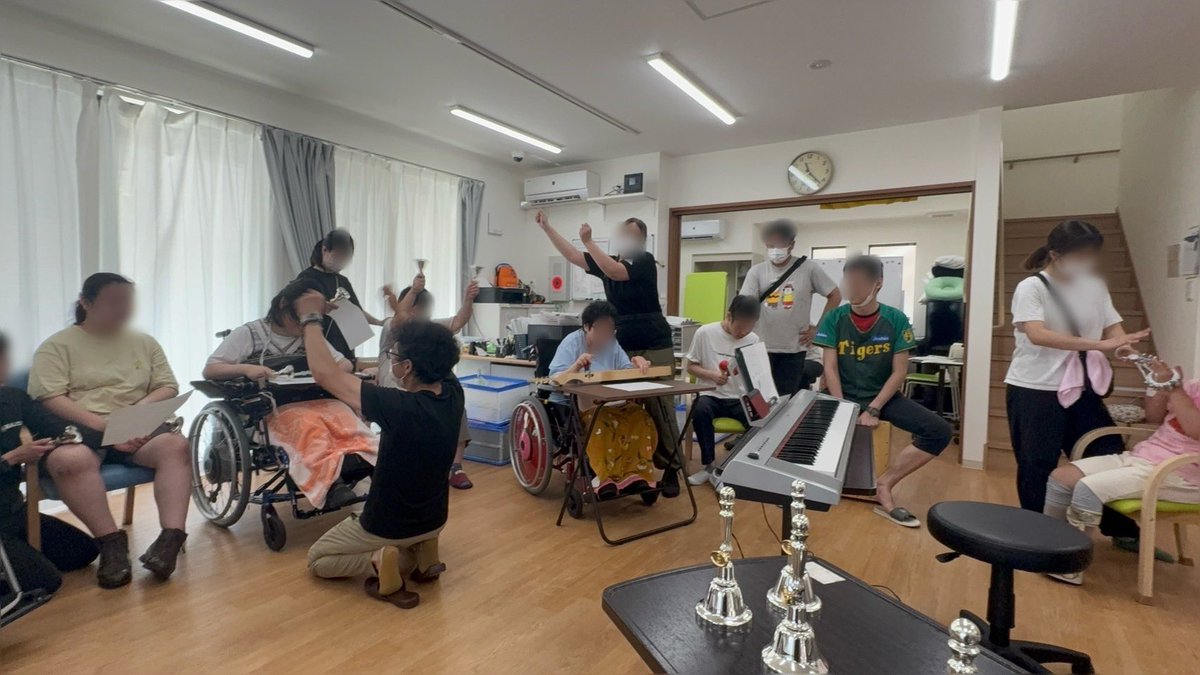 dulcimer_inatch's tweet photo. 昨日のダルシマーコンサートとは打って変わって、今日は音楽療法の1日。
ハンドベル、レバーギター、キーボード、そしてあんさんぶるハープなどを使って。
楽器たちはすごい力を持ってます。

音楽療法も僕にとっては大切な活動なのです。 https://t.co/UCl7NbZUAT