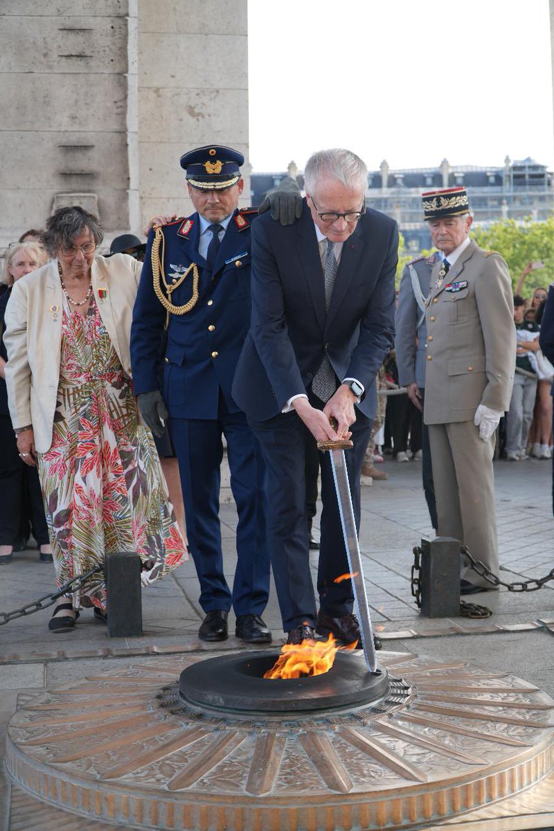 AmbDEenFR's tweet photo. 82 ans après l’attentat du 20 juillet 1944 contre Hitler, j’ai eu l’honneur hier de raviver la flamme sous l’Arc de triomphe en mémoire de ceux qui se sont élevés contre la dictature. Le courage des résistants est un exemple. La dignité humaine et la liberté ne se négocient pas. https://t.co/EtXwotHgzK