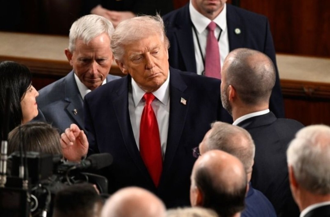 SheiViera's tweet photo. House Democrats are reportedly coordinating with moderate Republicans in an effort to secure the 218 votes needed to impeach Trump before Nov. 3rd over alleged abuse of power. Raise a hand if you're in support. 🤚 https://t.co/rIRxordnLb