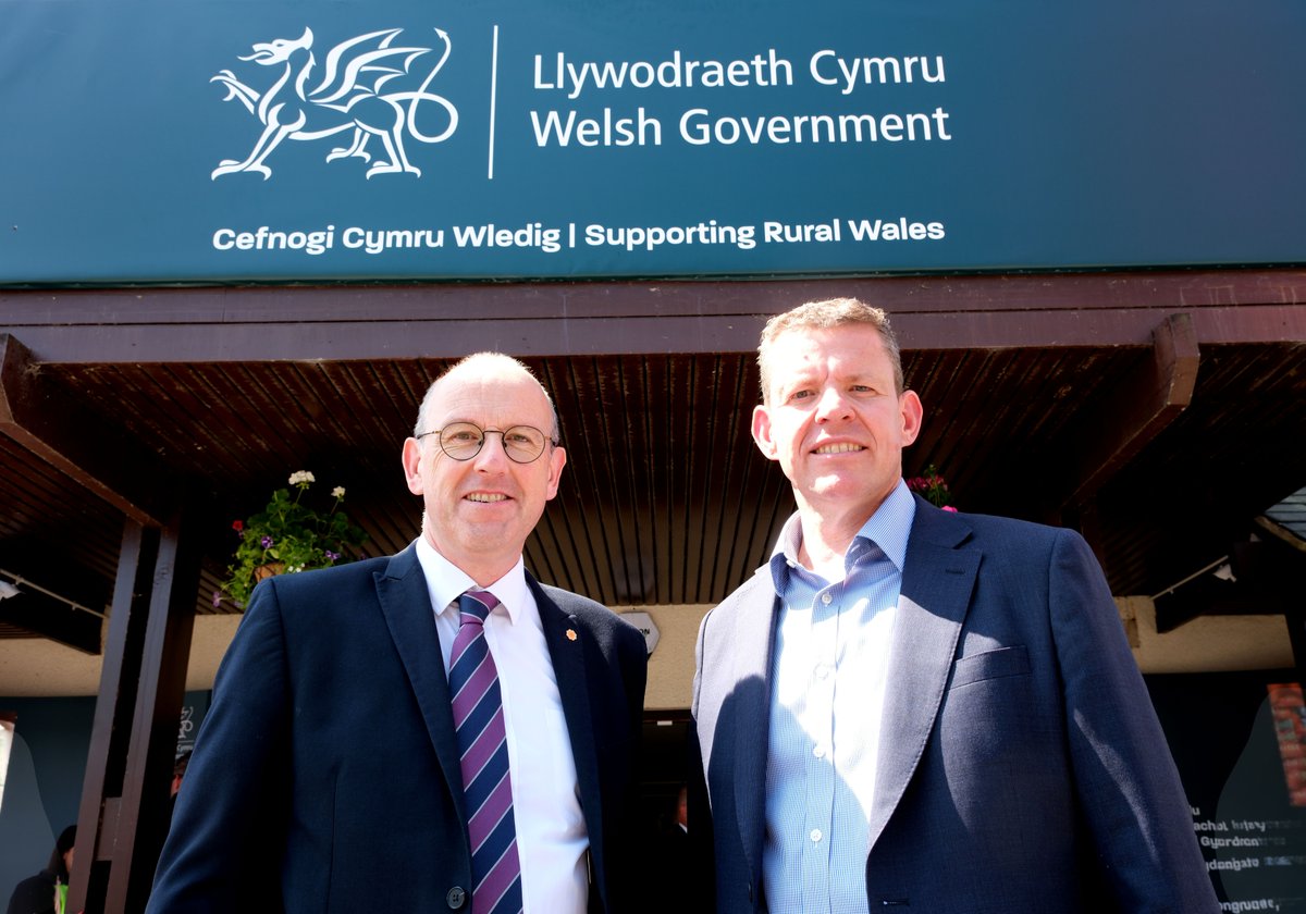 LlCCefnGwlad's tweet photo. Ar Ddiwrnod 2 Sioe Frenhinol Cymru, dyma gyhoeddi Strategaeth Fwyd Genedlaethol newydd i Gymru – dull trawsnewidiol o'r fferm i'r fforc.

Yr arbenigwr bwyd a pherchennog Wright's Food Emporium, Simon Wright, fydd  yn cadeirio grŵp arbenigol i helpu i lunio dyfodol y strategaeth. https://t.co/uZNWwLCzxi