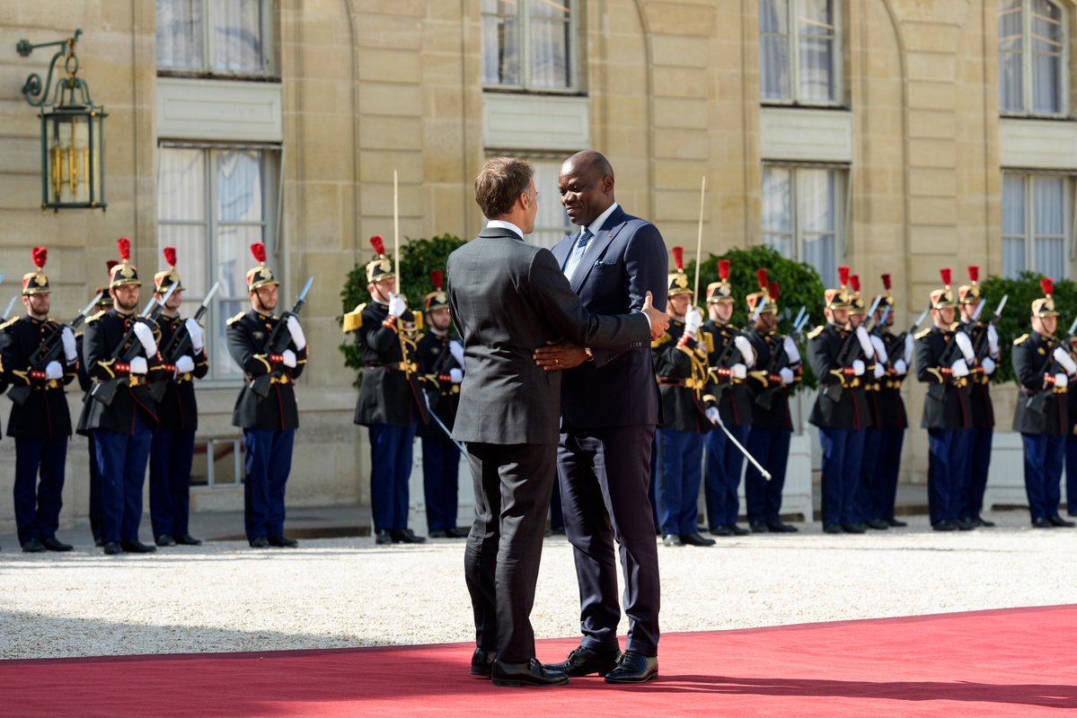 EmmanuelMacron's tweet photo. Très heureux d'accueillir à Paris le Président du Gabon @oliguinguema après nos échanges en novembre dernier à Libreville et au Sommet Africa Forward à Nairobi en mai.

Tournée vers l’avenir, cette dynamique de confiance et d'amitié se poursuit. Le Gabon et la France renforcent leur partenariat dans les domaines économique, énergétique, culturel et de défense. 

Nous partageons aussi l’ambition de préserver la biodiversité et les forêts du Gabon, dont la richesse exceptionnelle est un trésor pour le continent et l’humanité.