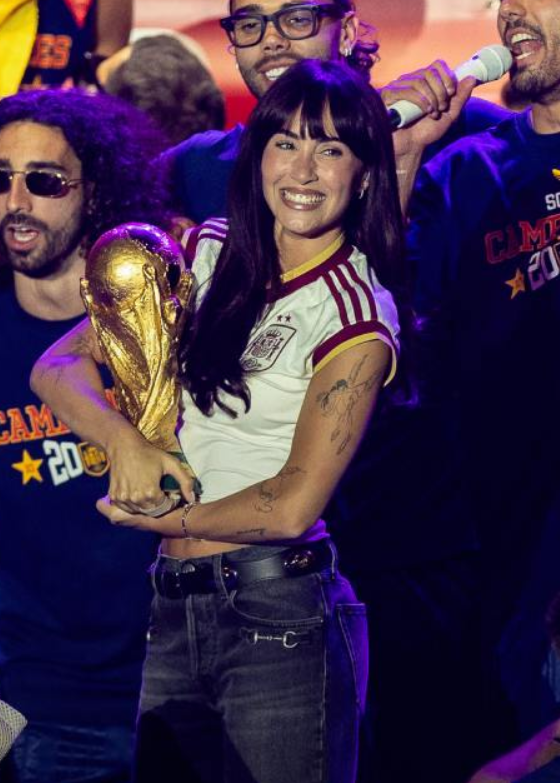 SuperViiral's tweet photo. 🚨 ÚLTIMA HORA

Aitana (1 Eurocopa y 1 Copa del Mundo) supera a Cristiano Ronaldo (1 Eurocopa) en títulos con su selección nacional https://t.co/df2KRSMRJN