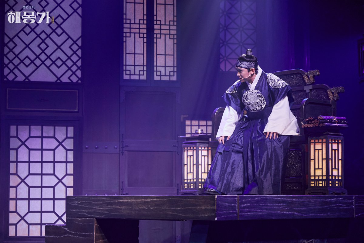 ninestory9's tweet photo. 🌌뮤지컬 #해몽가

👥️공연 사진 공개 

▪️유견 #황두현
▫️이산 #홍성원

𝘔𝘜𝘚𝘐𝘊𝘈𝘓 해몽가
𝟤𝟢𝟤𝟨.𝟨.𝟤𝟧-𝟫.𝟣𝟥 @ʏᴇꜱ𝟤𝟦ꜱᴛᴀɢᴇ𝟣 https://t.co/cBvVQPpHHa