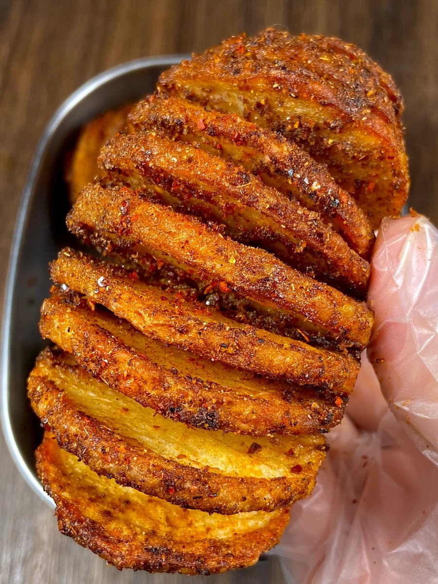 Erina91434764's tweet photo. Crunchy fried potato skewers dusted with cumin and chili flakes, the ultimate street pick-me-up on a cold evening! https://t.co/qqRFlakovW