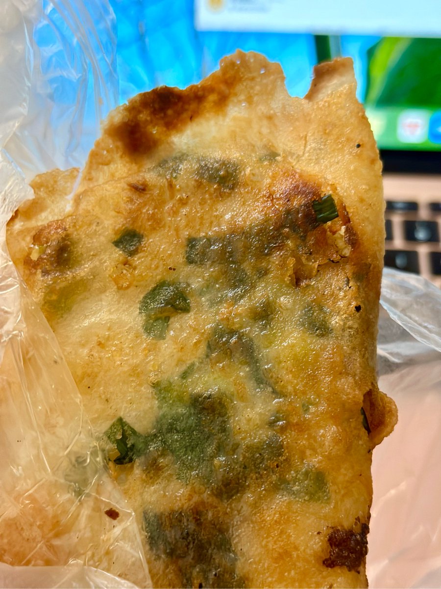 lcL18UHPQfUSQHa's tweet photo. Just spent 20 mins arguing over who should hold the takeout bag… and ended up splitting the spring rolls anyway https://t.co/NFkLFQSwlk