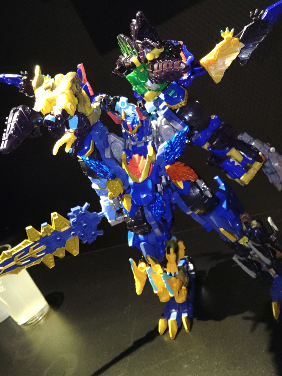 Fugasumi's tweet photo. 肩の上にも乗せる形で合体させるとスーパー戦隊系の後半合体系のイメージも……生首をアチコチに見える形で付けたらゴセイっぽいかも知んないなぁ😅 https://t.co/As0j4pr8Wc