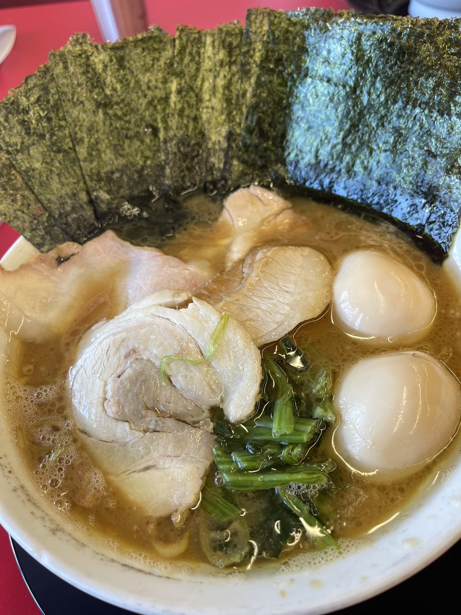 chibatvno's tweet photo. 家系ラーメン王道家直伝との丸家
との丸ラーメン＋トッピング玉子
直伝ラーメン https://t.co/jpDn5Dnf1t