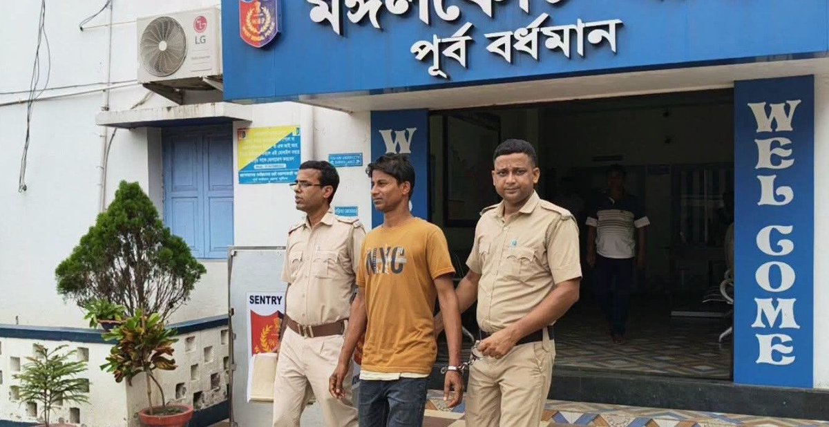 HinduVoice_in's tweet photo. #Update
The Police arrested accused Islamist Suraj Sheikh.
Suraj Sheikh allegedly harrassed a Hindu woman, a primary school teacher in #Shimulia under the jurisdiction of the #Mangalkot Police Station of Purba Bardhaman district of West Bengal. https://t.co/n2lZixD91O