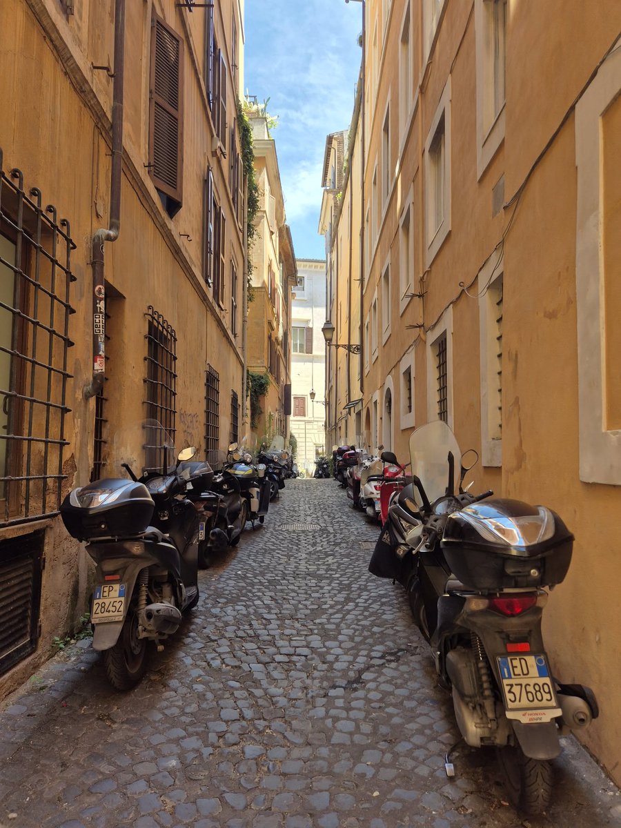 Discoverer_Blog's tweet photo. It's easiest to drive through the crowded Roman street with motorcycles. Then you can to squeeze into charming narrow streets...
#rome #travel #discovererblog
Support us: https://t.co/pWD8kRJsOb https://t.co/MYh1kUJggP