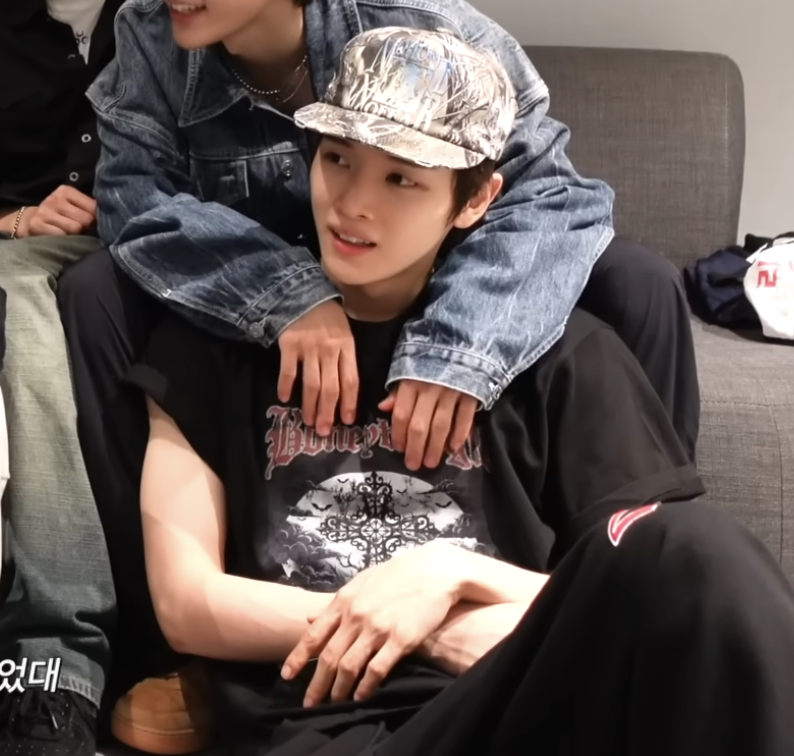 dauspice_kr's tweet photo. RIIZE 성찬 🎤
(DUC) BB Cross Graphic T-Shirt Black
(DUC) BB Waist Low-Rise Sweatpants Black

출처 : 라이즈 공식 유튜브
 
#라이즈 #RIIZE #성찬
#DUC #DAUSPICE #디오스피스 https://t.co/SrsEV0PDwy