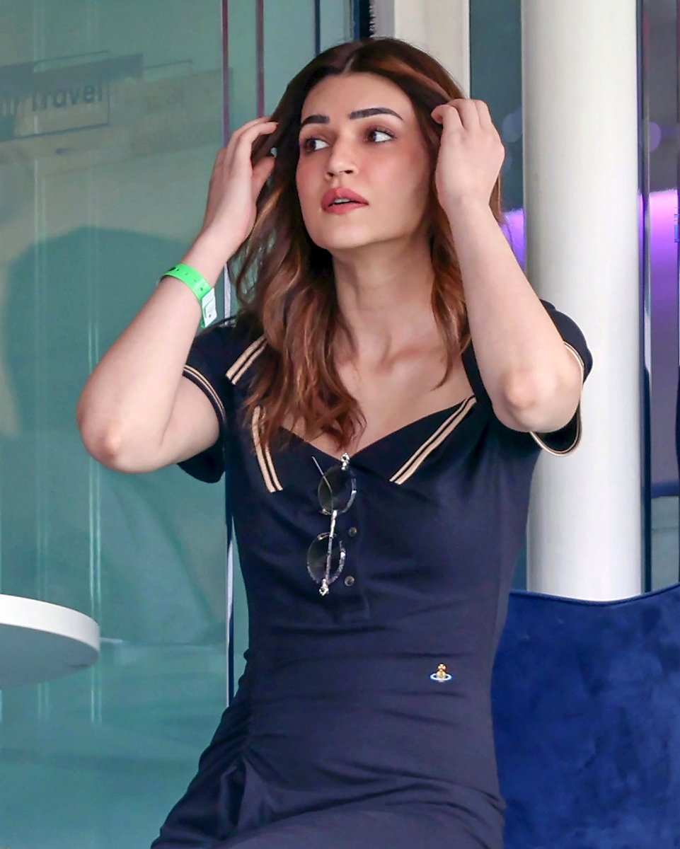 BollyBeauties_'s tweet photo. Kriti Sanon's Glowing Beauty 😍
     🔥
#KritiSanon https://t.co/xOr3VLT1W1