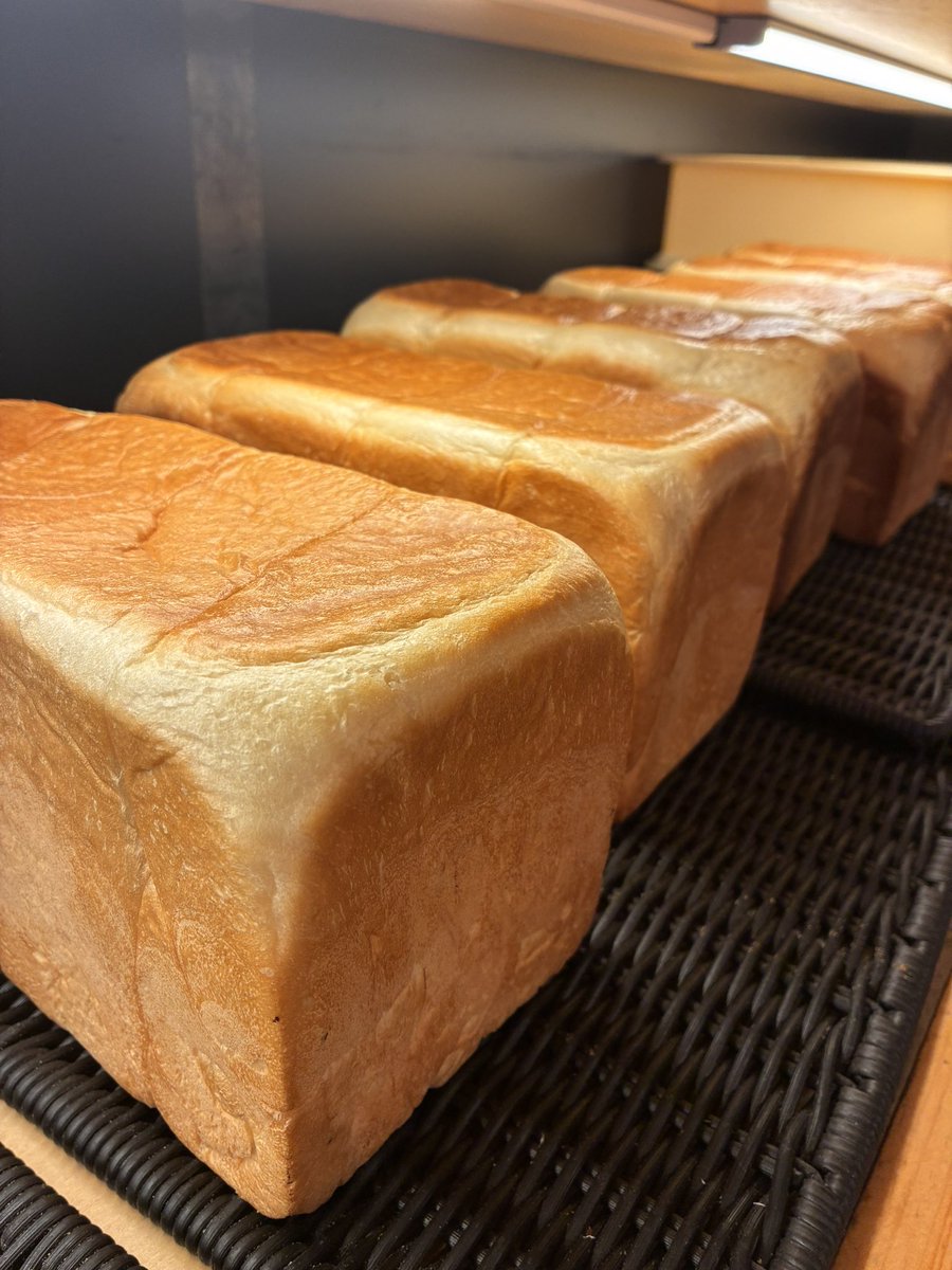 arc_bakery's tweet photo. 結局、一番売れてるのは食パンです🍞

もっちり食感で、耳まで人気。
甘いものにも、おかずにも合います。

毎日食べるパンなら、まずはこれ。

#食パン #arcbakery #多摩区グルメ https://t.co/lyAxgfh02i