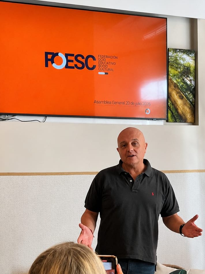 FOESC's tweet photo. Reconocemos la valiosa aportación de Julio Martínez, presidente de @aneacamp, en la asamblea general de @FOESC. Su defensa de las empresas de campamentos como generadoras de empleo de calidad reafirma el valor económico y educativo que aporta nuestro sector. https://t.co/IBwDwVgAQd